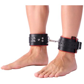 Párnázott bőrbilincs – fekete-piros intim kiegészítő