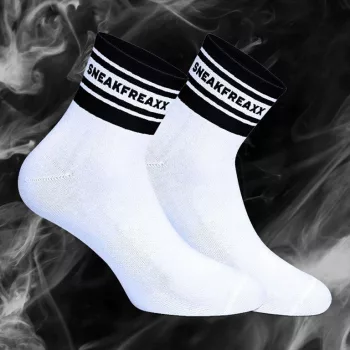   Rövid fehér-fekete zoknik – stílus és kényelem egy helyen